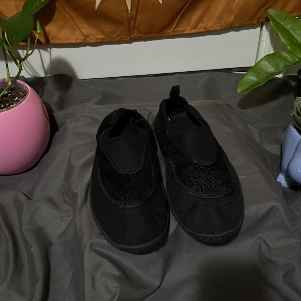 Women’s Black water shoes sz M (8-9)